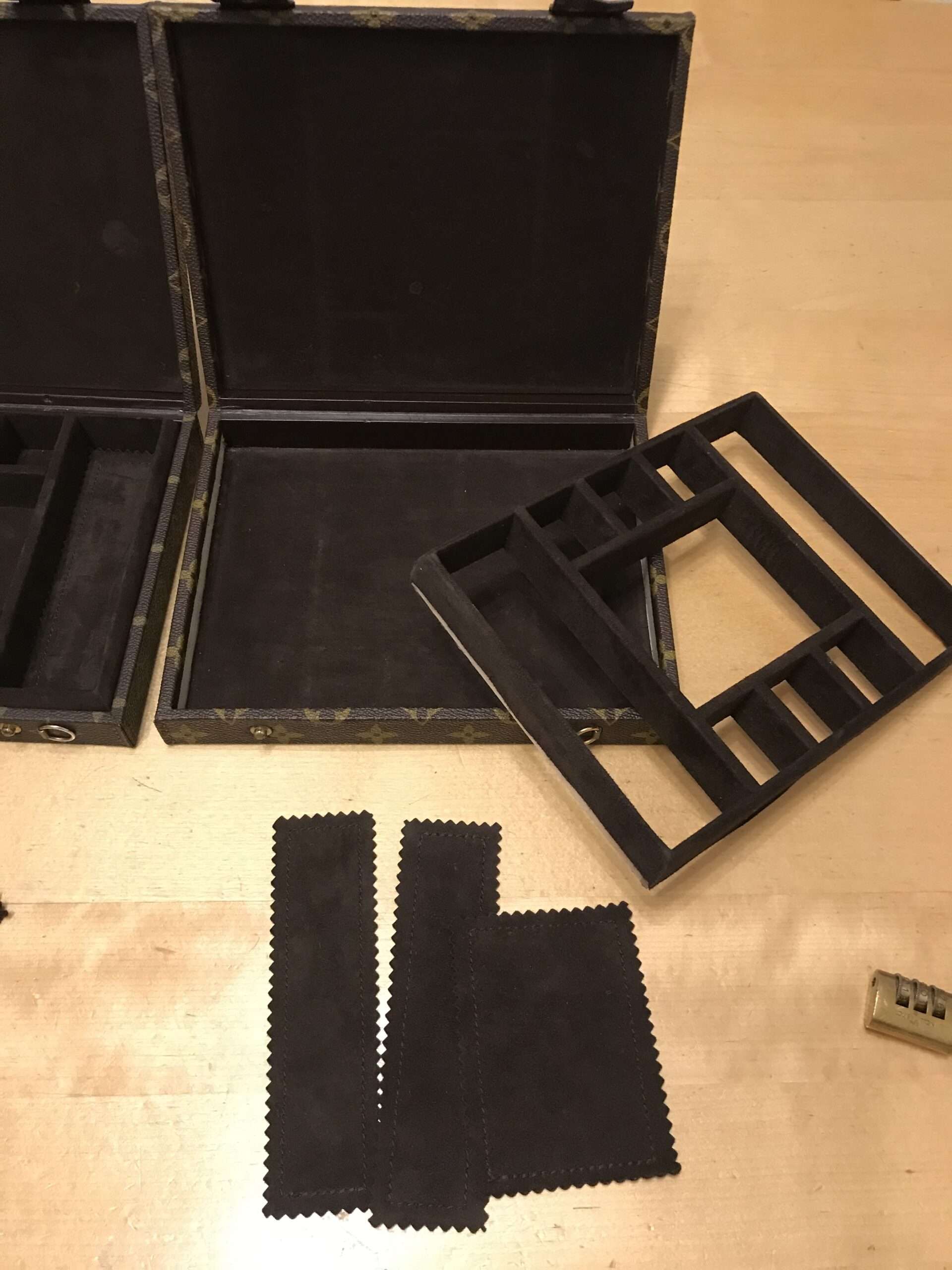 Innenteile für Reinigung des Wildleders heraus genommen